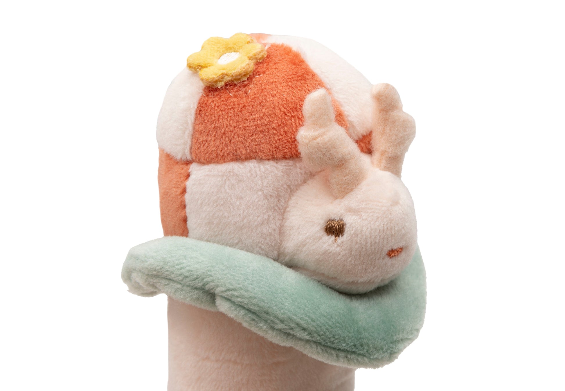 Detailfoto Jollein rammelaar Pretty Picnic slak gezicht op vinger, pluche sensorisch speelgoed voor baby