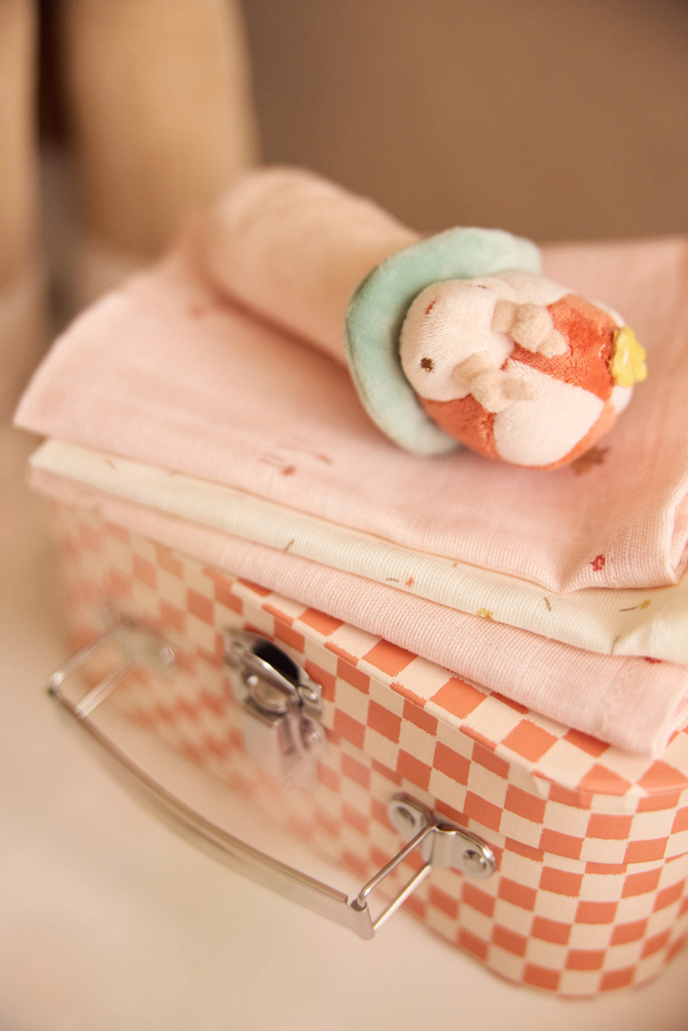 Jollein rammelaar Pretty Picnic slak op geruit roze doosje, sensorisch educatief speelgoed voor baby