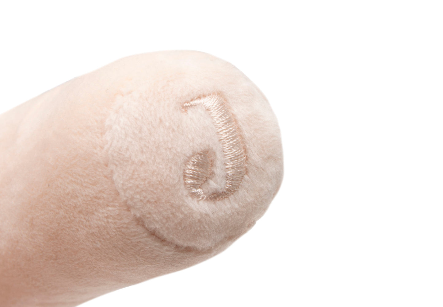 Detailfoto Jollein rammelaar Pretty Picnic slak op vinger, zacht pluche materiaal baby speelgoed close-up