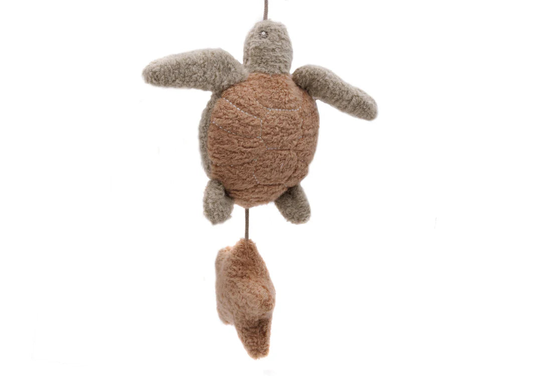 Zachte schildpad van de Jollein Baby Mobiel Deepsea, baby speelgoed in natuurtinten als kraamcadeau.