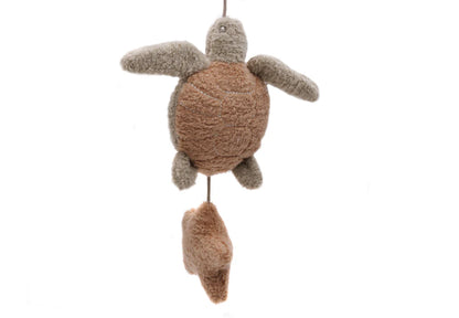 Zachte schildpad van de Jollein Baby Mobiel Deepsea, baby speelgoed in natuurtinten als kraamcadeau.