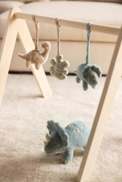 Jollein baby babygym met blauw dinosaurus speelgoed en biscuitkleurige hanger, stijlvol babycadeau.