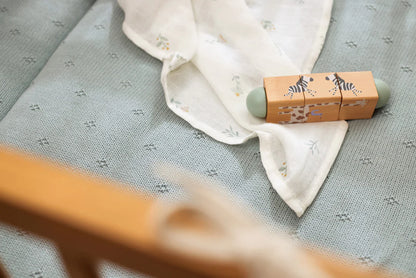 Draaipuzzel met zebra en giraffe van Jollein op een zacht dekentje, perfect als cadeau of decoratief baby speelgoed.