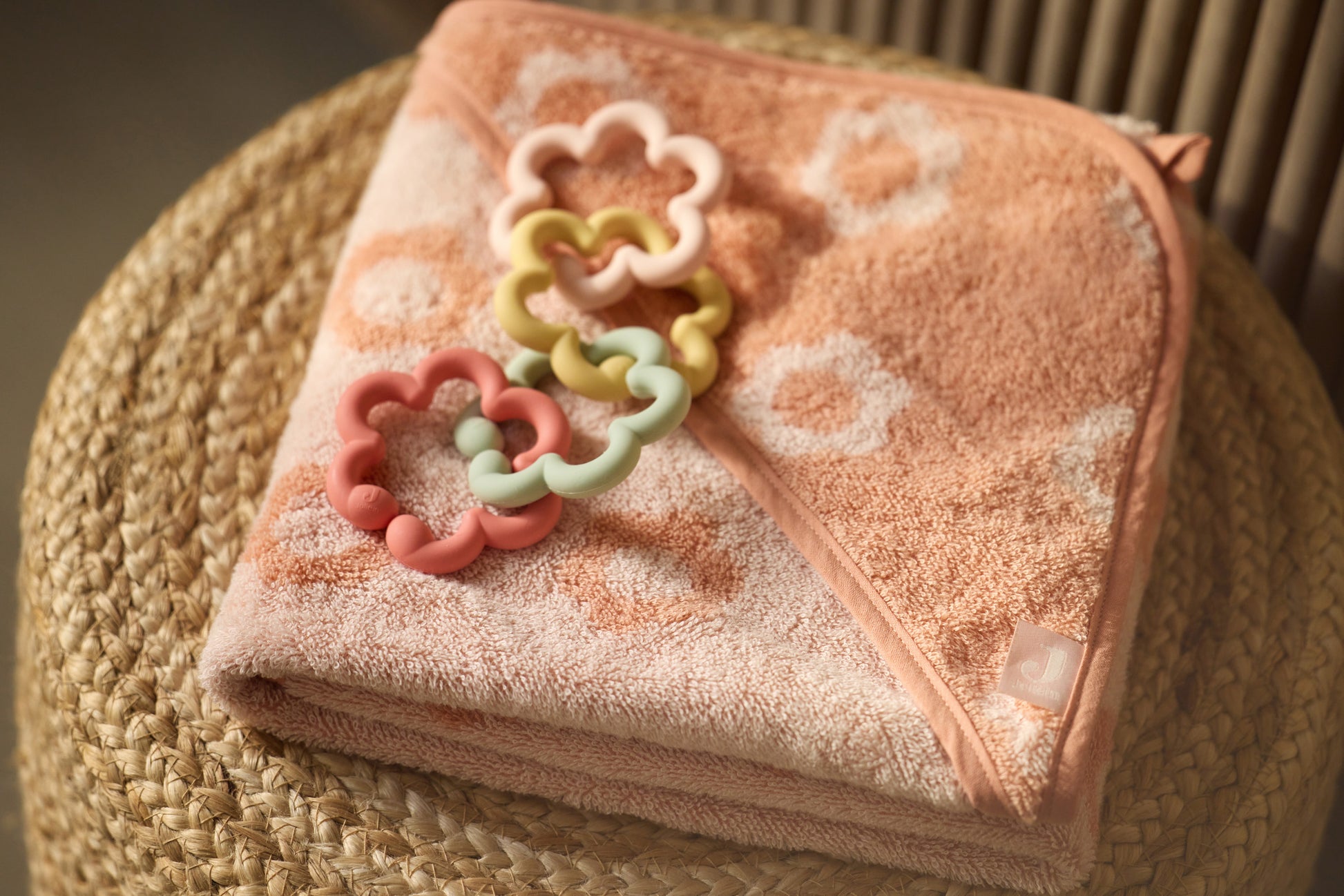 Jollein speelgoedringen flowers op handdoek als kraamcadeau met natuurlijke styling