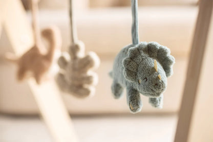 Close-up van Jollein Roarsome babygym speeltjes met dinosaurus, knuffelbare figuren voor baby’s.