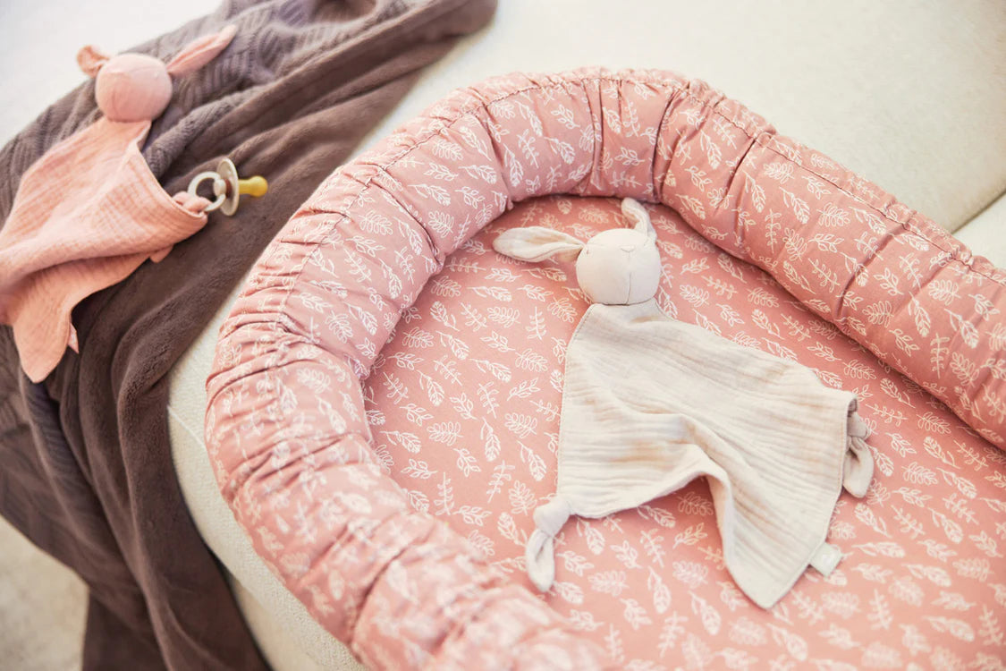 Sfeerfoto Jollein knuffeldoekje Speendoekje Bunny Ears Nougat als baby cadeau in babykamer met roze babynestje.