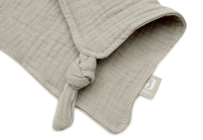 Close-up Jollein knuffeldoekje Speendoekje Bunny Ears Olive Green, met merklabel, ideaal als baby cadeau.