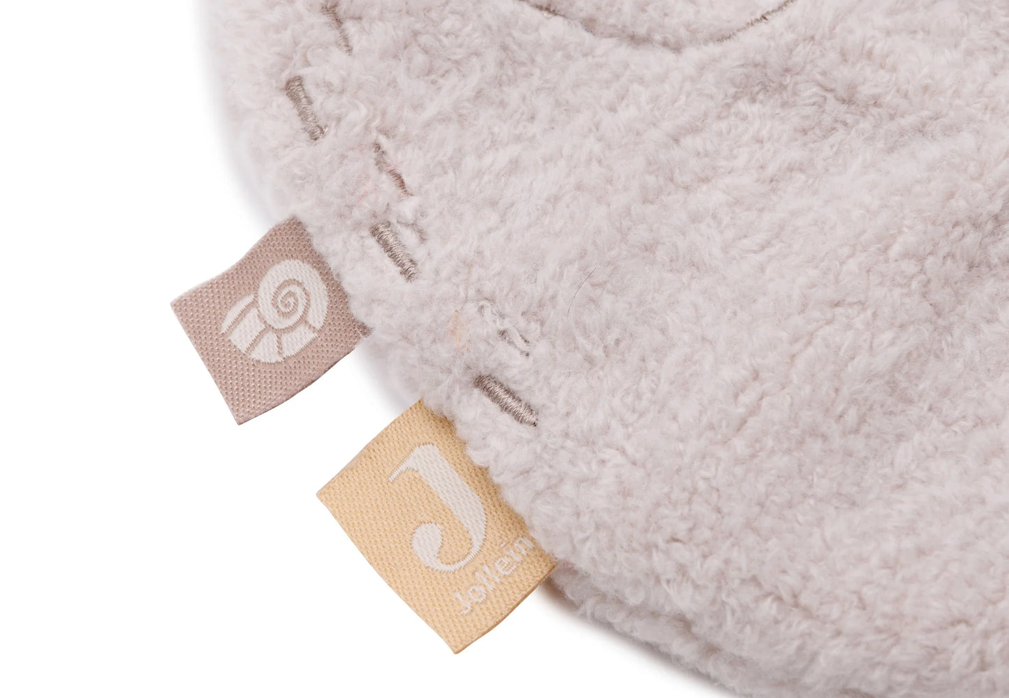 Detail van het Jollein Speendoekje Deepsea seal met zichtbare labels van zacht katoen voor baby’s.