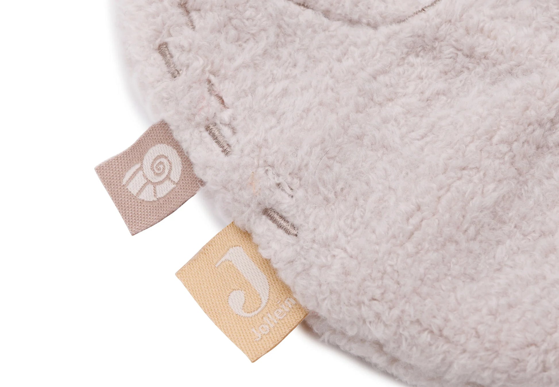 Detail van het Jollein Speendoekje Deepsea seal met zichtbare labels van zacht katoen voor baby’s.