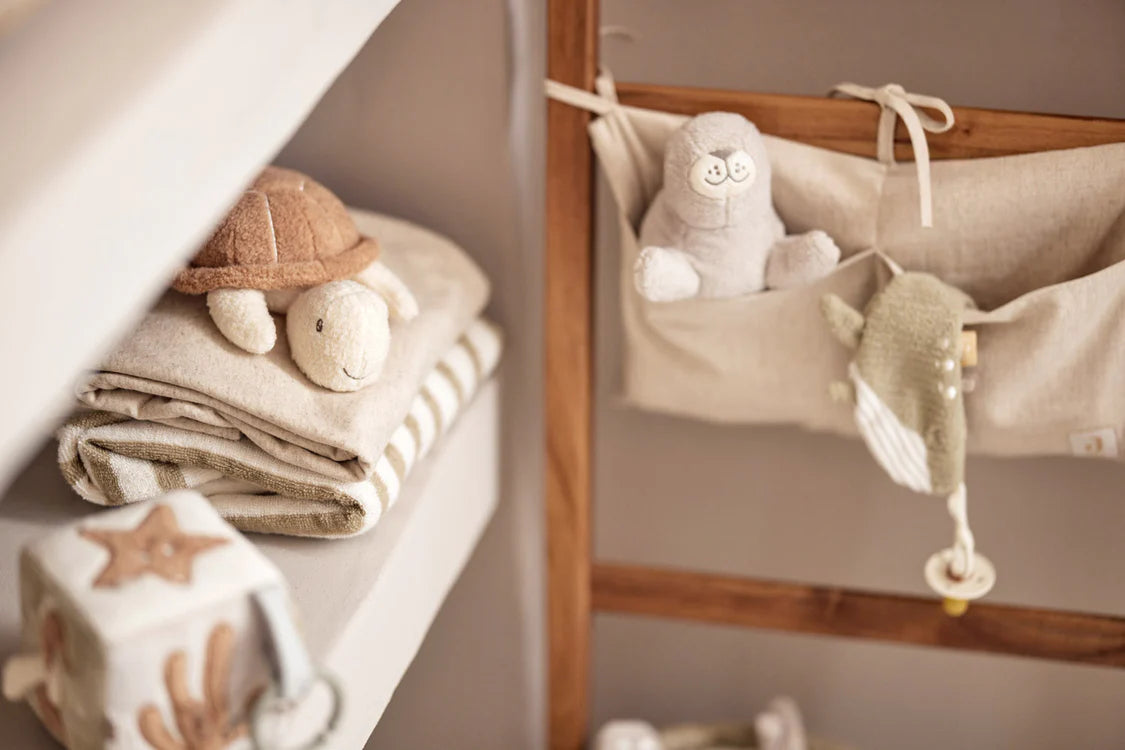 Zacht Jollein Speendoekje Deepsea Whale als walvis in naturel babykamer, ideaal als knuffeldoekje of kraamcadeau.