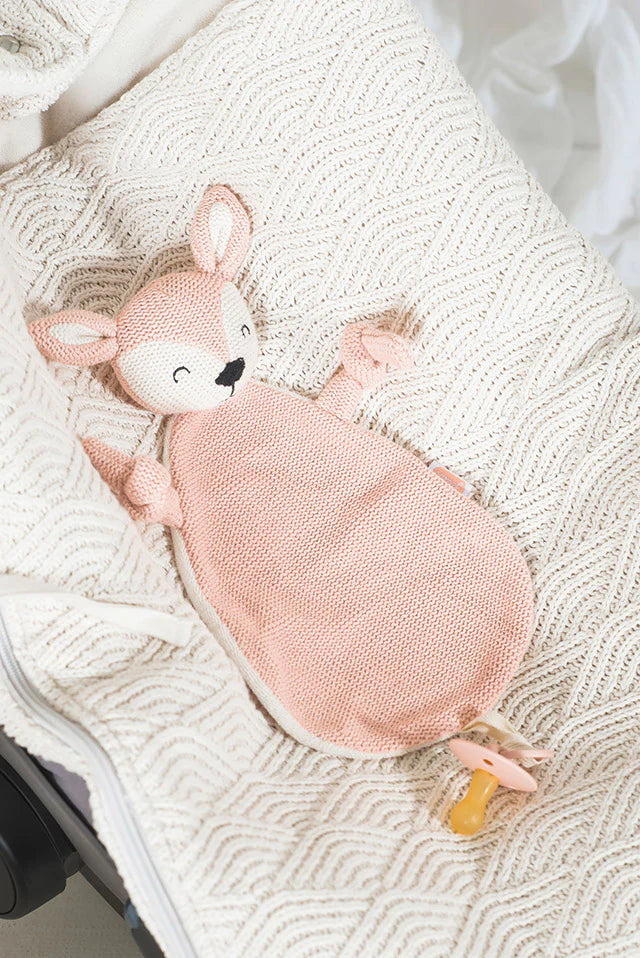 Jollein speenknuffel deer in Pale Pink ligt in een wandelwagen, ideaal knuffeldoekje en praktisch baby cadeau.