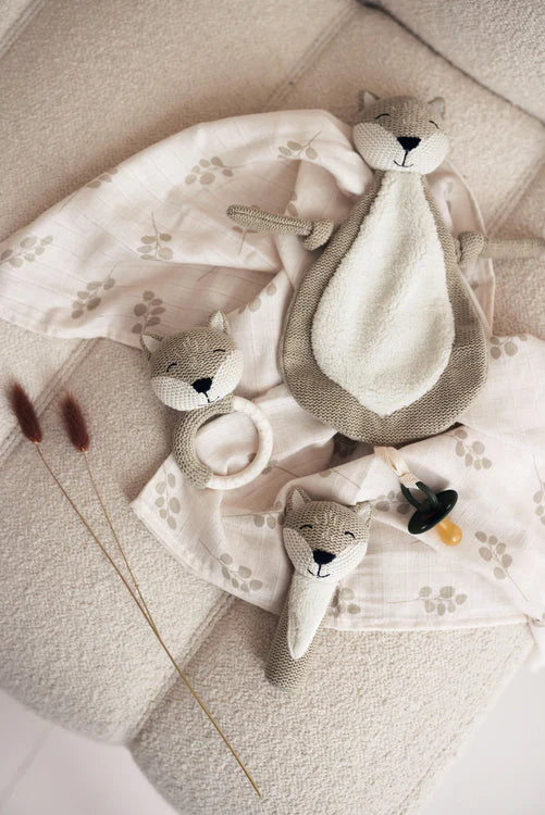 Sfeervolle setting met het Jollein Speendoekje Fox en bijpassende accessoires als compleet kraamcadeau.