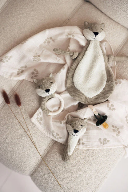 Sfeervolle setting met het Jollein Speendoekje Fox en bijpassende accessoires als compleet kraamcadeau.