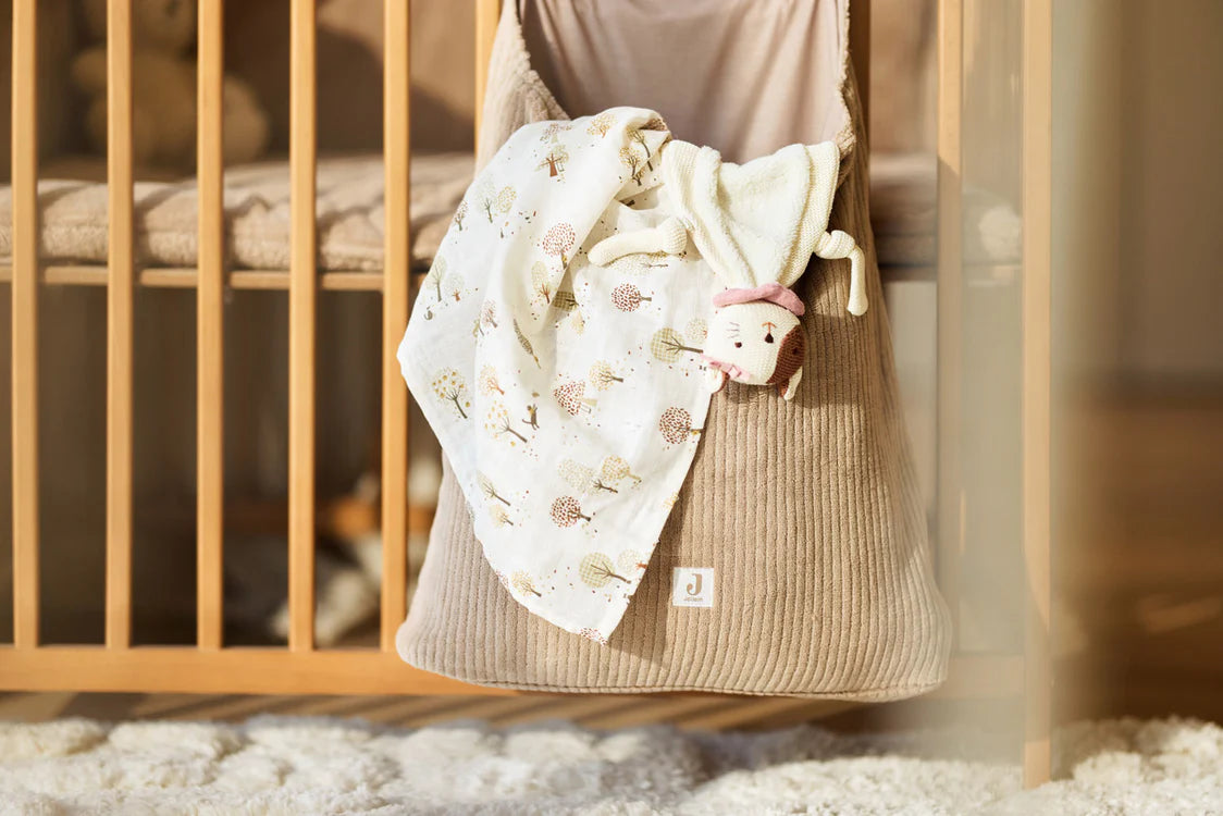 Jollein Speendoekje Jill kat hangt aan een commode met hydrofiele doek, schattig baby cadeau.