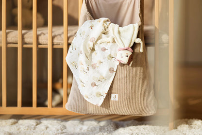 Jollein Speendoekje Jill kat hangt aan een commode met hydrofiele doek, schattig baby cadeau.