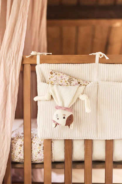 Jollein Speendoekje Jill kat hangt in een houten ledikant, een schattig accessoire voor de babykamer.