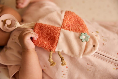 Baby houdt Jollein knuffeldoekje ladybug vast, oranje teddy blokken velvet, speenknuffel lifestyle foto kraamcadeau