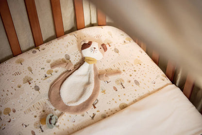 Jollein Speendoekje Mick hondje ligt in wieg op beddengoed met boomprint, zacht knuffeldoekje.