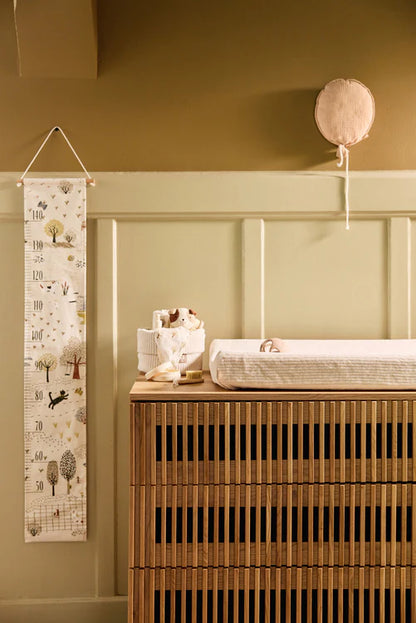 Jollein Speendoekje Mick hondje geplaatst op commode in babykamer, leuk kraamcadeau idee.