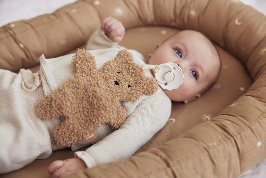 Baby met Jollein Speendoekje Teddy Bear in Biscuit, ideaal baby cadeau of kraamcadeau voor pasgeborenen.