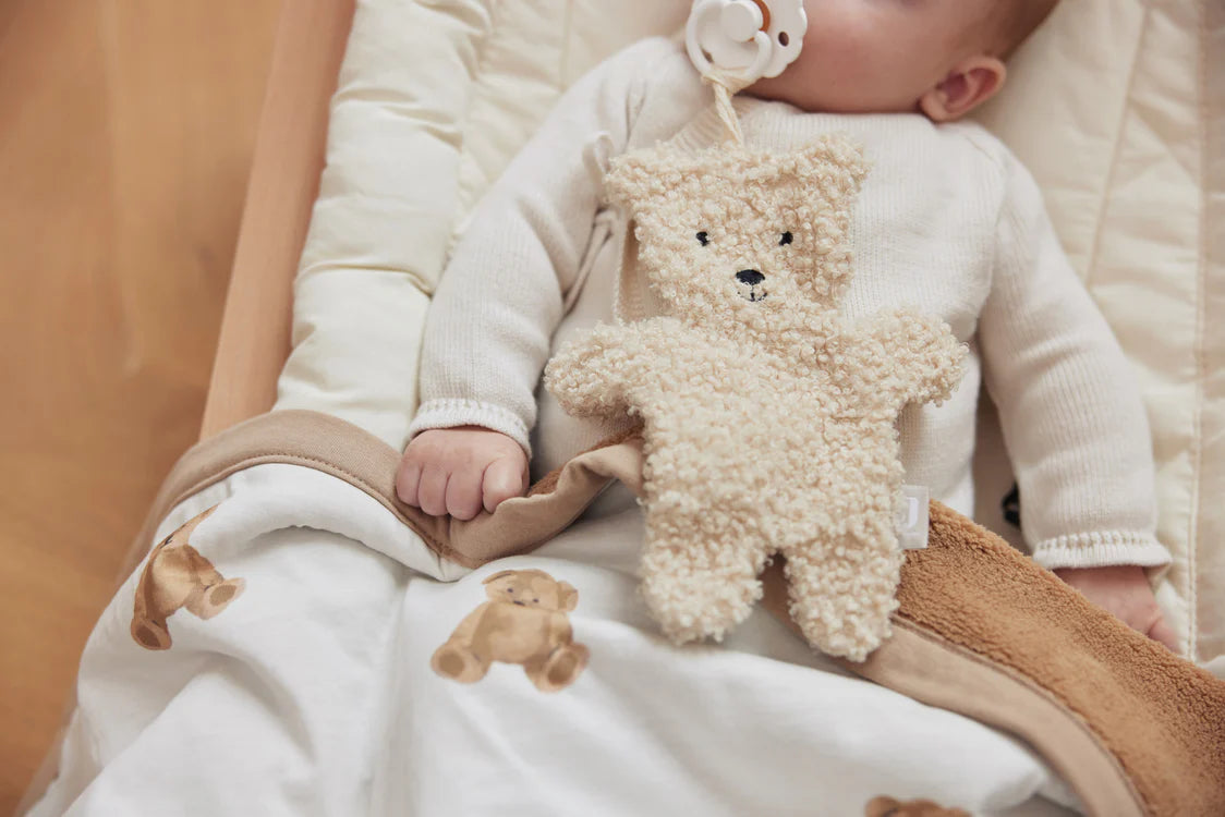 Baby met Jollein Speendoekje Teddy Bear in Naturel, ideaal baby cadeau of kraamcadeau voor pasgeboren kindjes.