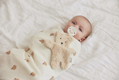 Ingewikkelde baby met Jollein Speendoekje Teddy Bear in Naturel, zacht kraamcadeau voor comfort en geborgenheid.