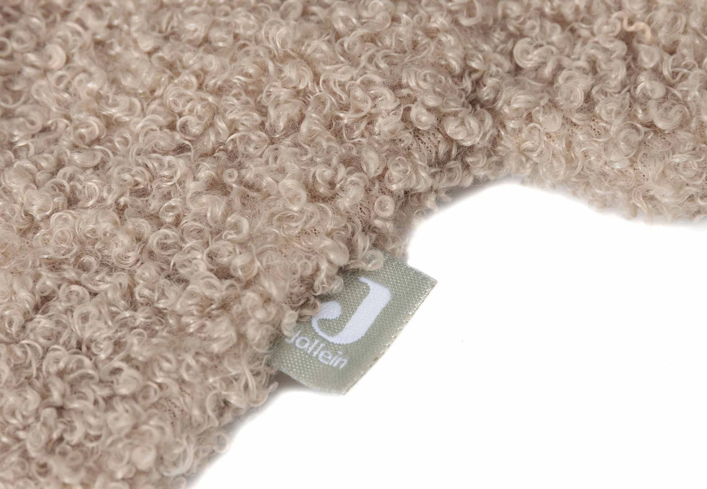 Detailopname van het zachte teddy materiaal van het jollein speendoekje teddy bear in olive green.
