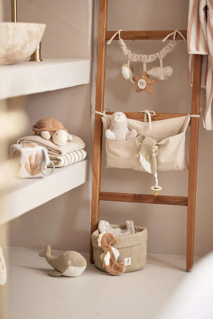 Sfeervolle setting met Jollein speenknuffels en knuffeldoekjes, perfect als baby cadeau of kraamcadeau.