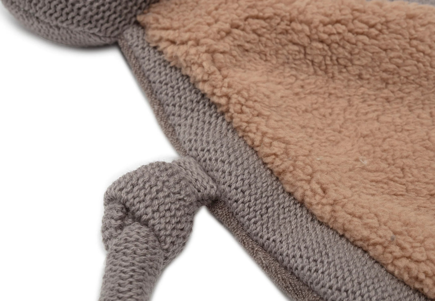 Close-up van Jollein Speenknuffel Bear met zachte fleece buik en gebreide details voor extra comfort.
