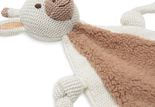 Detail van het Jollein speenknuffel giraffe knuffeldoekje met bruine pluche buik en gebreide kop.