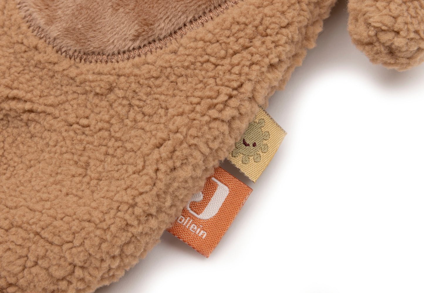 Detailfoto Jollein speenknuffel konijn camel met Jollein-label en speelgoedlabel in zacht teddystof.