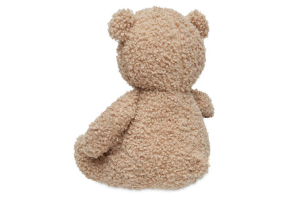 Zittende teddybeer van Jollein in biscuitkleurige stof vanaf de achterkant, zachte dikke knuffel voor baby’s.