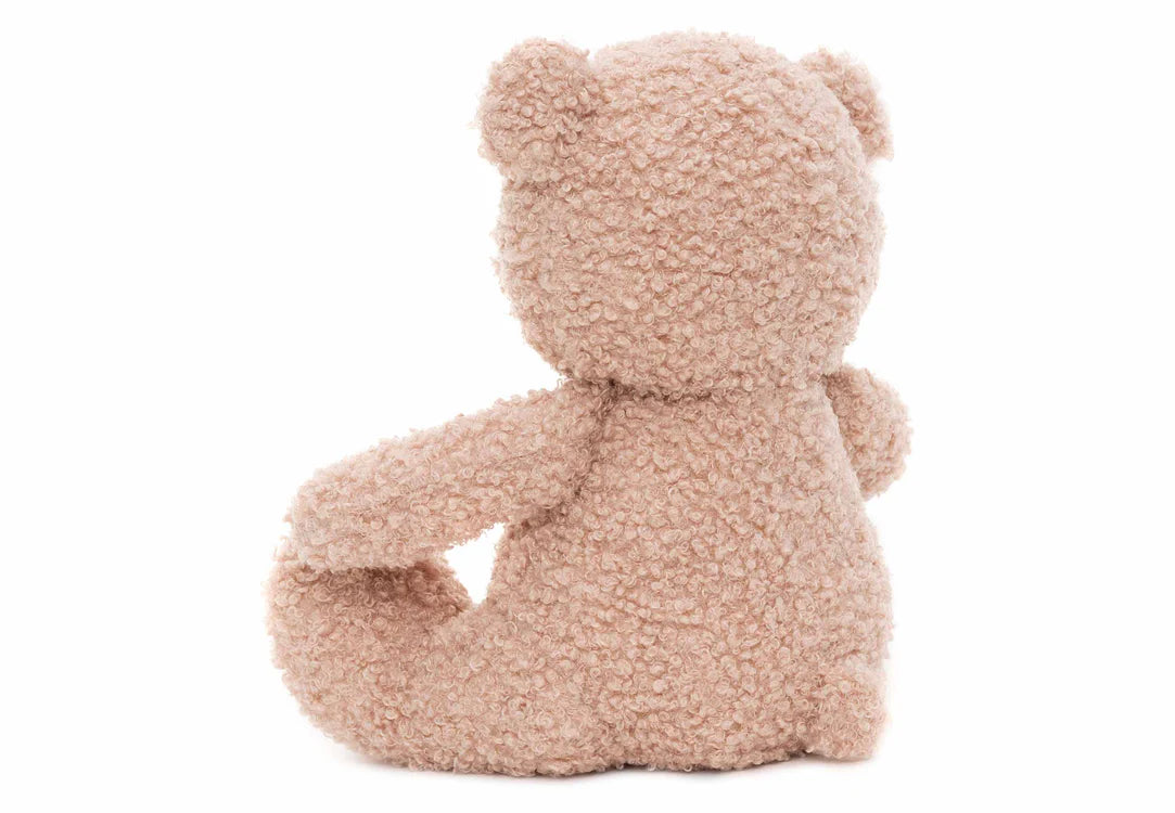 Zittende teddybeer van Jollein in wild rose kleur vanaf de achterkant, zachte dikke knuffel voor baby’s.
