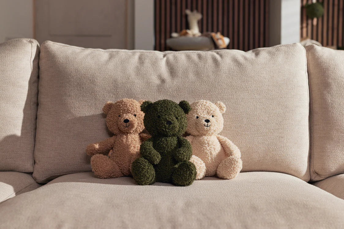 Jollein teddyberen in biscuit, olive en cream op bank in huiskamer, ideaal als kraamcadeau of babycadeau.