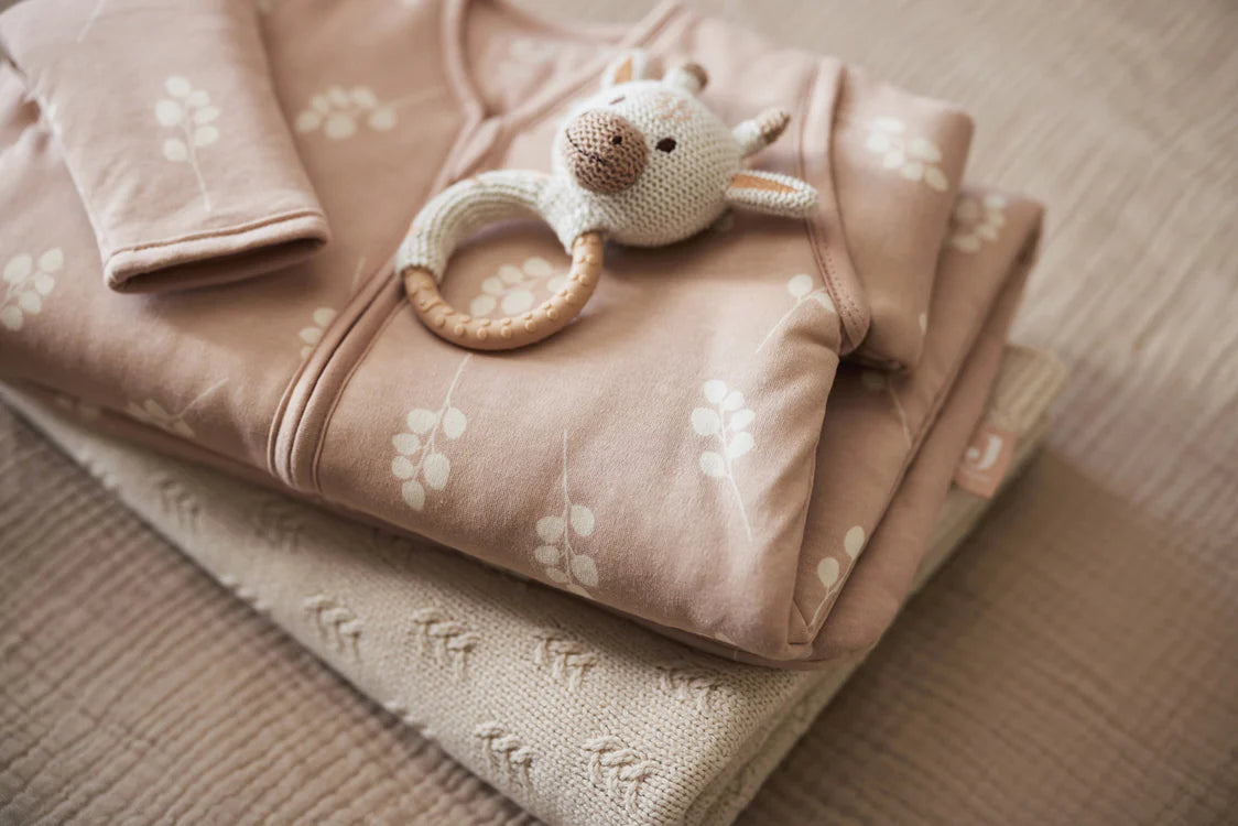 Jollein set met een zachte romper en beige bijtring met gehaakte giraffe, perfect voor baby’s en box speelgoed.