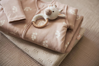 Jollein set met een zachte romper en beige bijtring met gehaakte giraffe, perfect voor baby’s en box speelgoed.