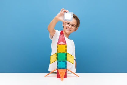 Connetix speelgoed raket met Light tegel door jongen gebouwd, blauwe achtergrond, educatief spel