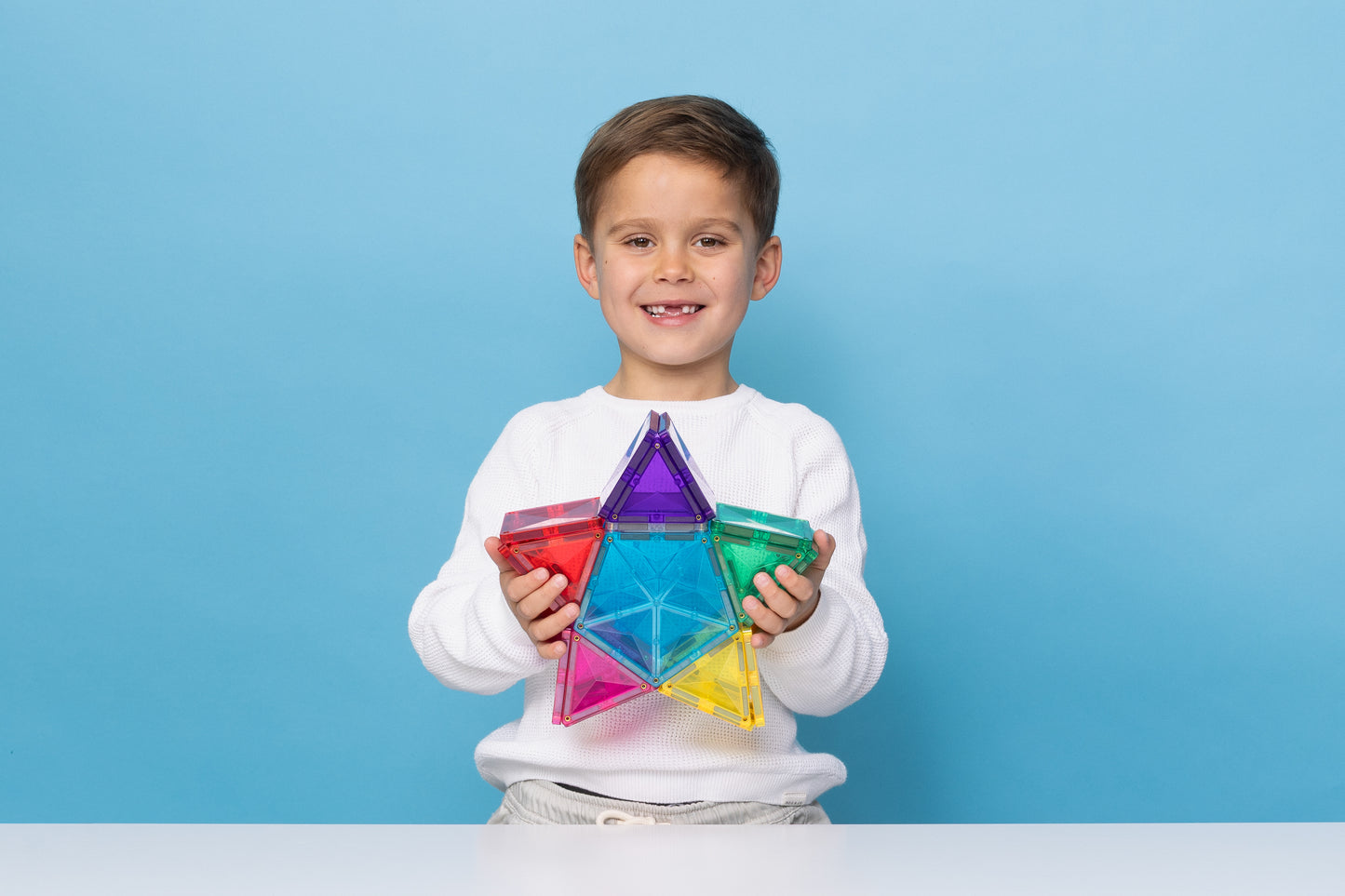 Jongen met Connetix speelgoed magnetische ster, kleurrijke magneet tegels voor creatief bouwen kinderen