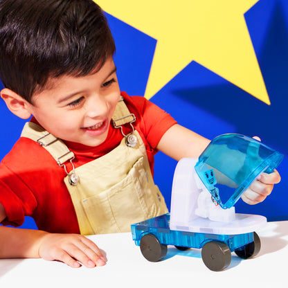 Jongen speelt met magnetic magna tiles Space capsule astronaut magnetisch speelgoed blauwe achtergrond