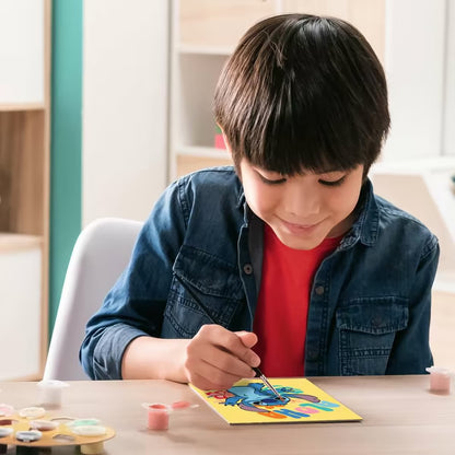 Jongen schildert Disney Stitch CreArt Aloha van Ravensburger, educatief knutsel idee en creatieve activiteit voor kinderen.
