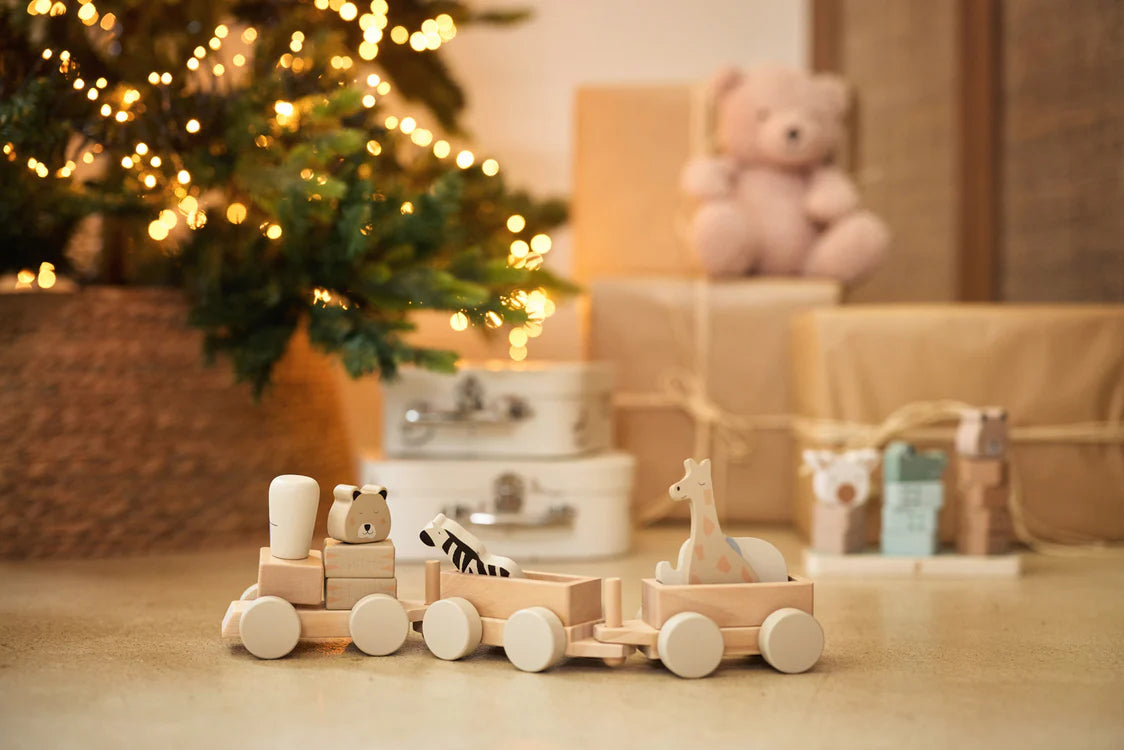 Houten speelgoed trein van Jollein onder kerstboom, ideaal baby cadeau met dieren uit de Jungle Jambo collectie.