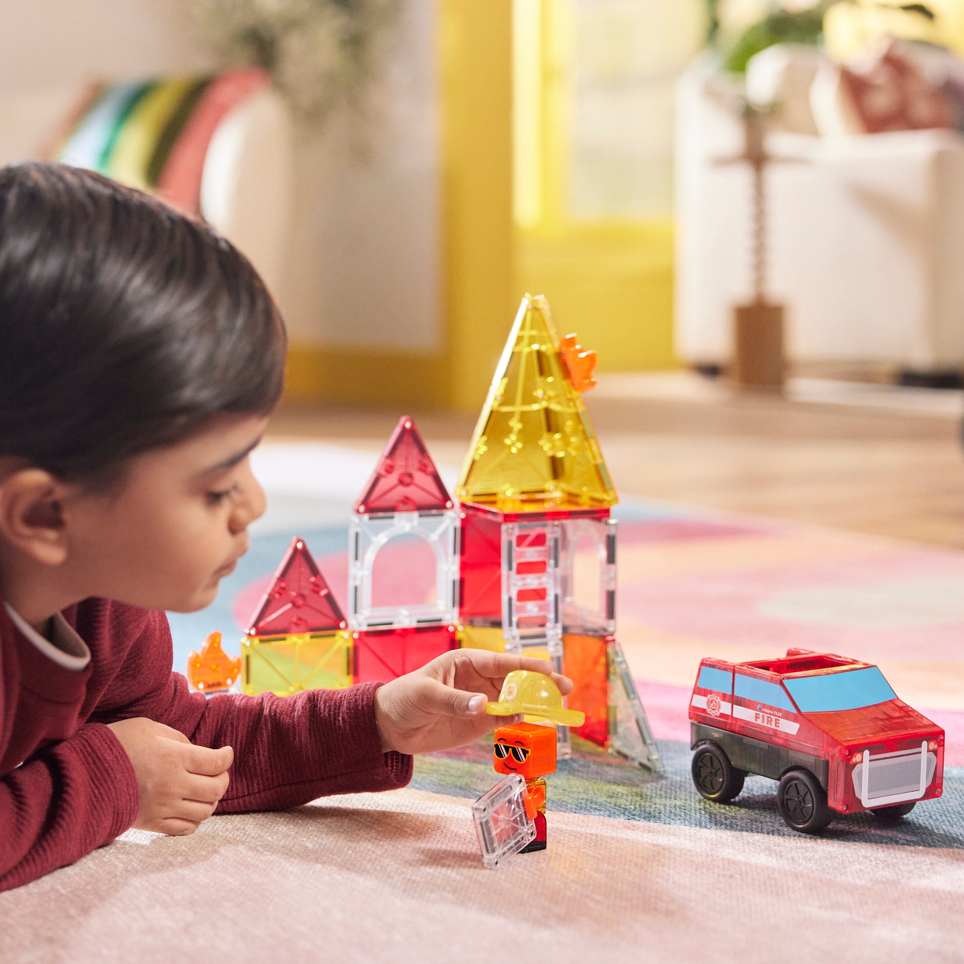 Kind bouwt Fire Station met magnetic magna tiles 27 magnetische tegels en MicroMags brandweerman