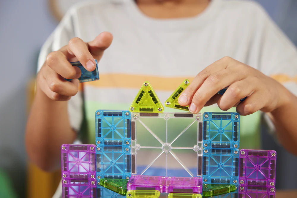 Magnetic magna tiles detailfoto kind bouwt met kleurrijke magnetische tegels MicroMags tegen verspilling