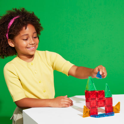 Kind bouwt magnetic magna tiles kasteel, creatief magneet speelgoed met kleurrijke MicroMags