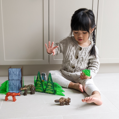 Kind bouwt met magnetic magna tiles Forest Animals magnetisch speelgoed en bosdieren thuis
