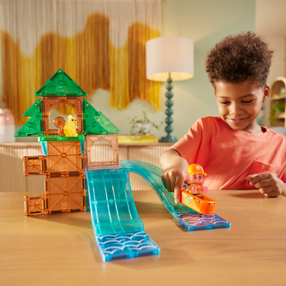 Magnetic magna tiles kind bouwt Raging Rapids wildwaterbaan met MicroMags reddingswerker en oranje raft