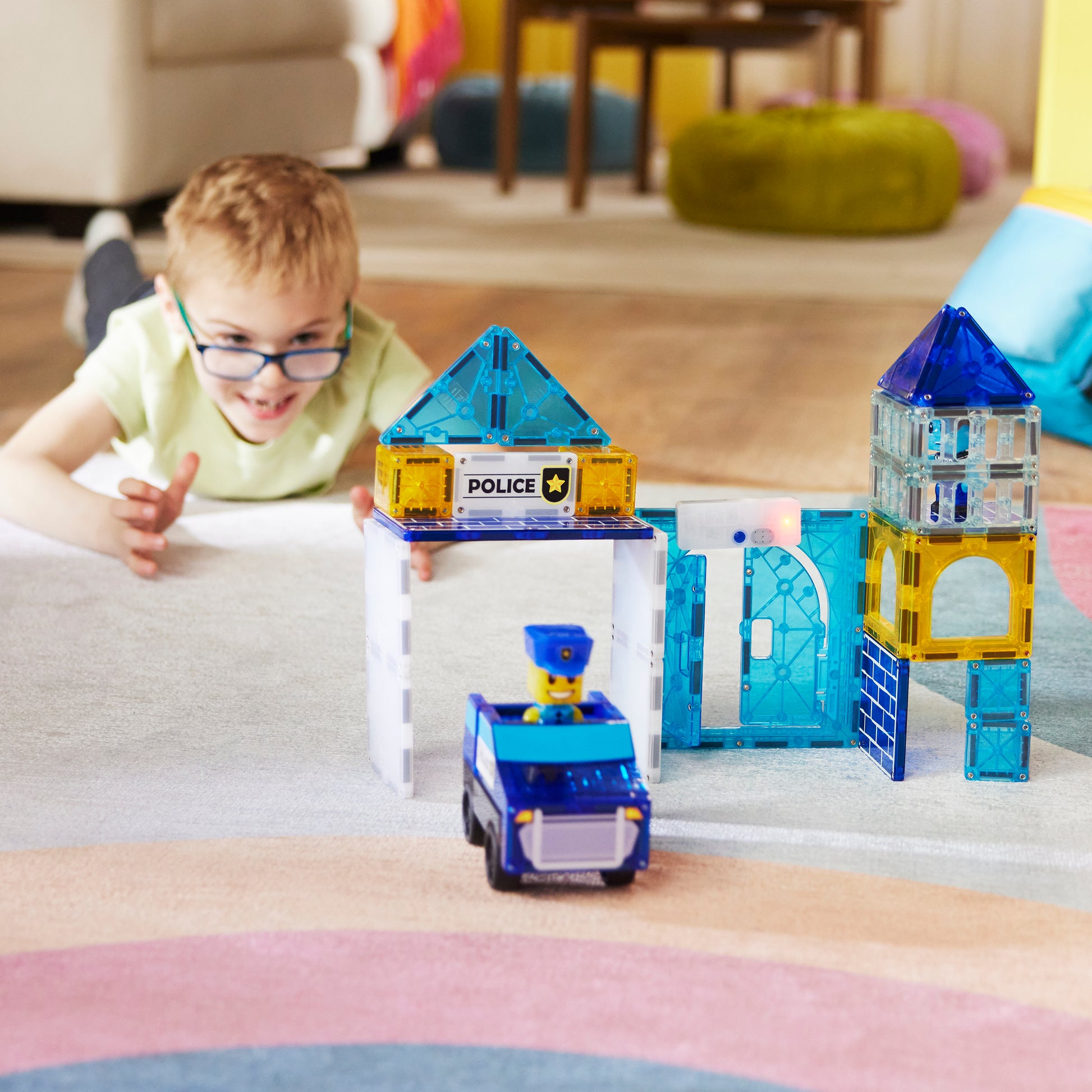 Kind bouwt magnetic magna tiles Police Station met 35 magnetische tegels creatief speelmoment