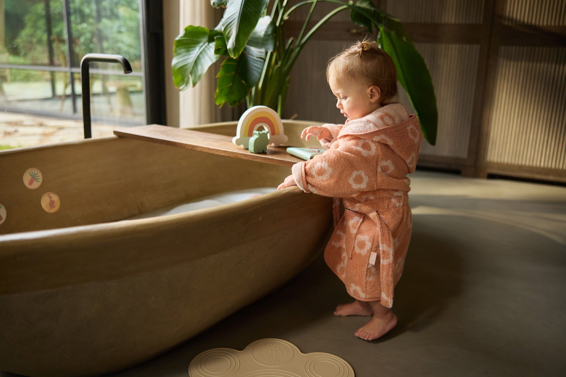Kind speelt met Jollein badpuzzel aan houten badplank, bad speelgoed met regenboog en dieren