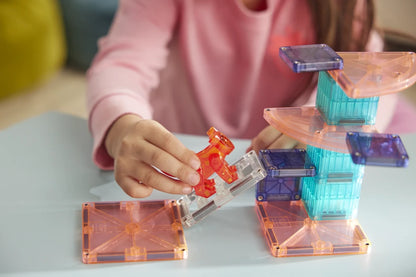 Kinderhand plaatst rode kat op transparante trap van de kleurrijke Magna Tiles Cat Tree toren.