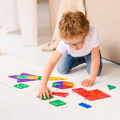 Kind legt speelgoed met magneten Coblo op opdrachtenkaart, educatief spel voor vormen en kleuren leren